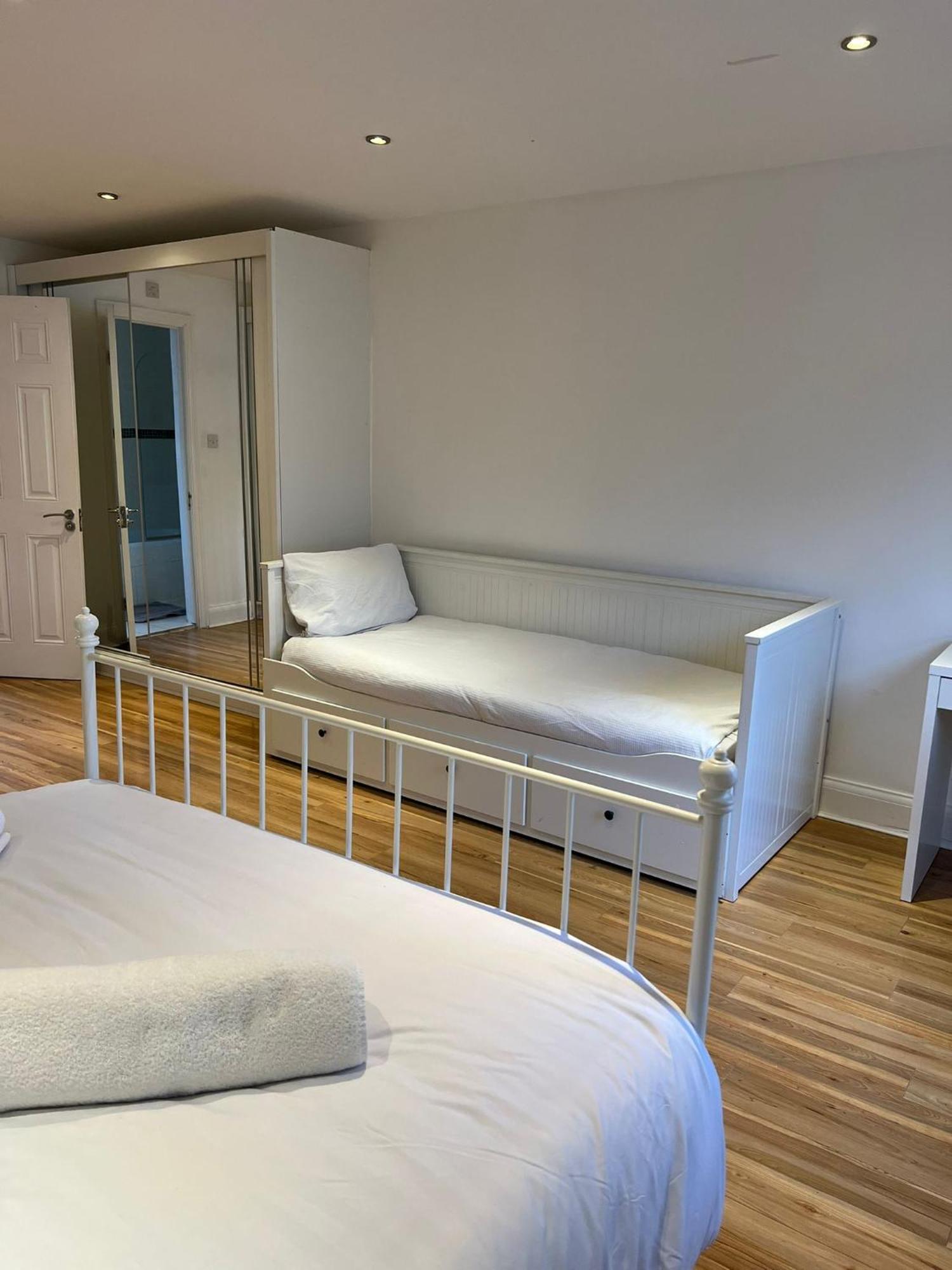 93 West Road Hotel London Eksteriør billede